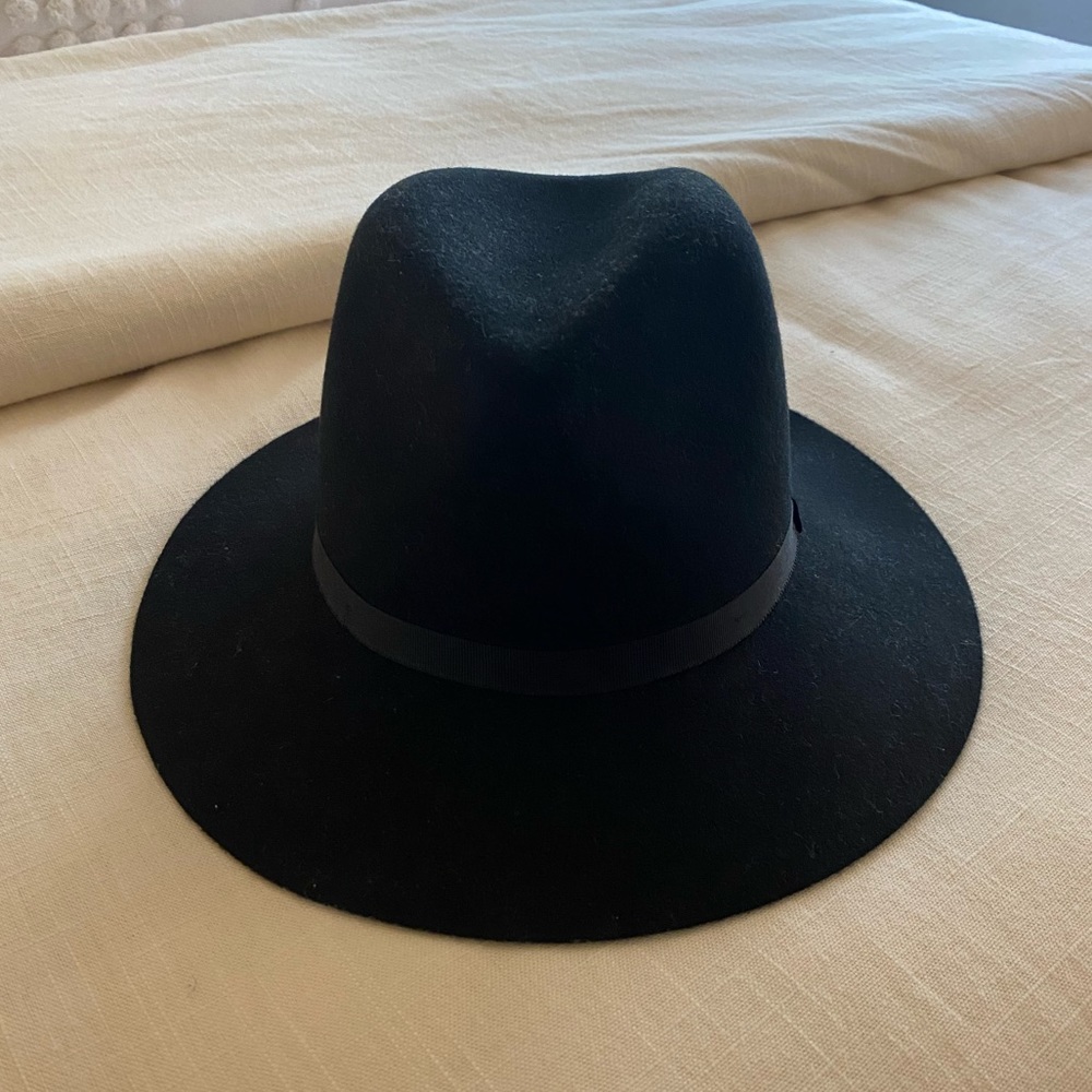 Aritzia hat- brand new